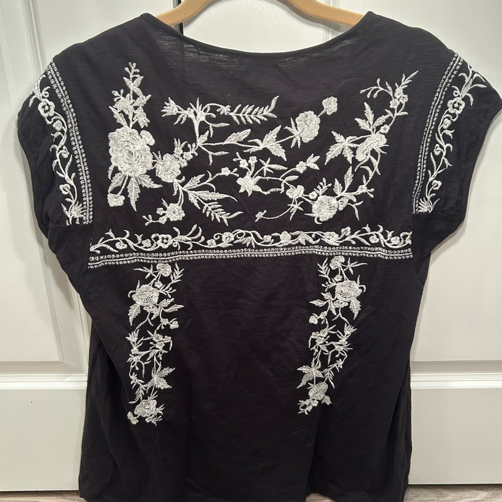 Tolani Black Top with White Floral Embroidery Short Sleeve Large 💯 Cotton Top - Picture 11 of 11
